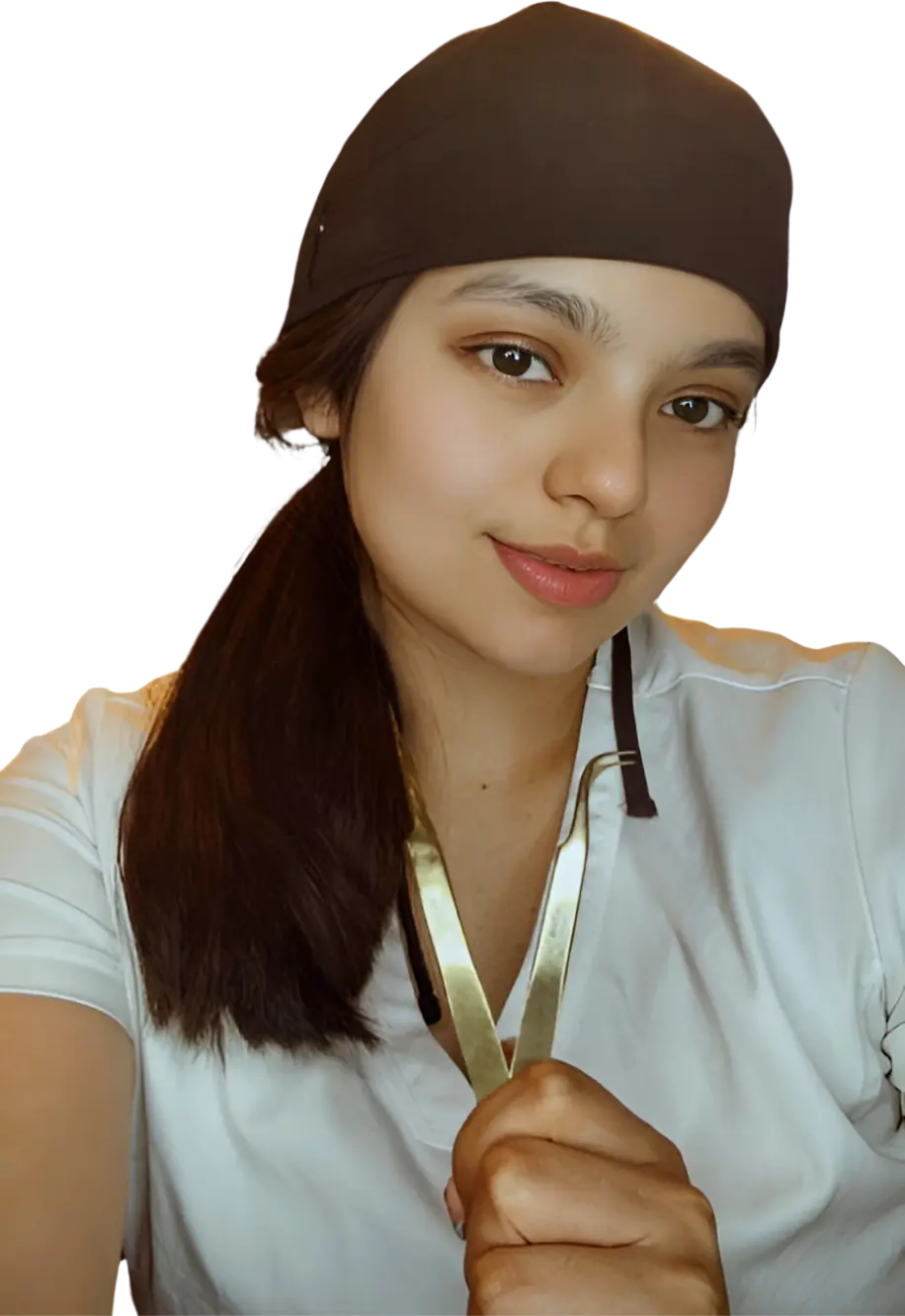 Smiling woman in brown cap and white shirt, holding lash technician tools, representing founder of Lalalash.